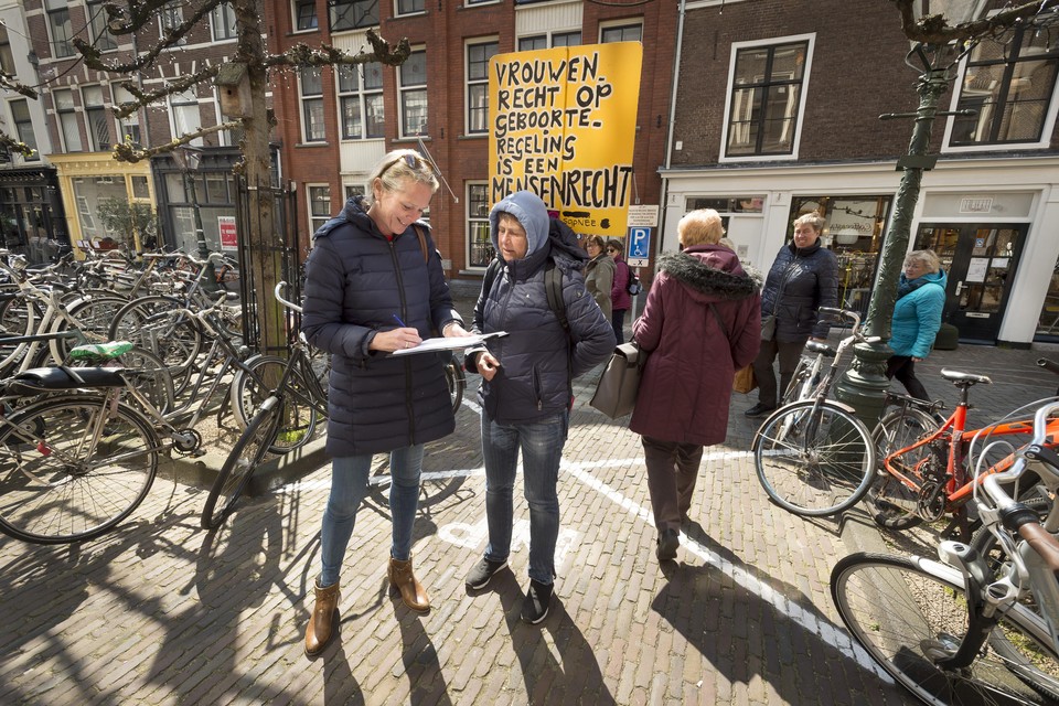 Janna Kodde haalt handtekeningen op tegen anti-abortusacties bij abortuklinieken. Ze laat zich niet zomaar wegsturen.