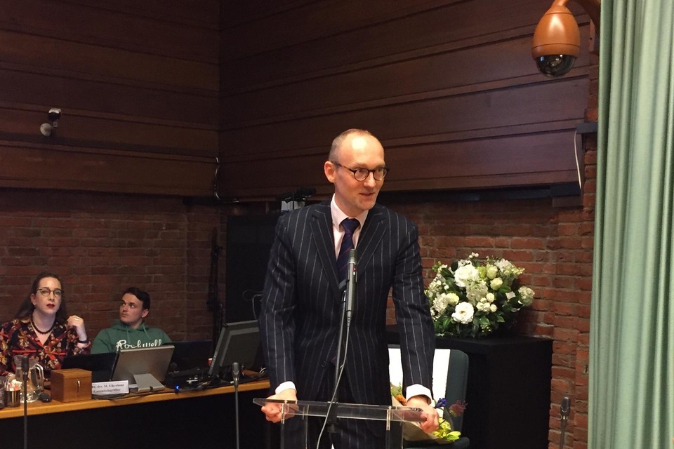 Ex-wethouderskandidaat Sjoerd van den Dool spreekt een woordje tot de afscheid nemende wethouder Nanning Mol.