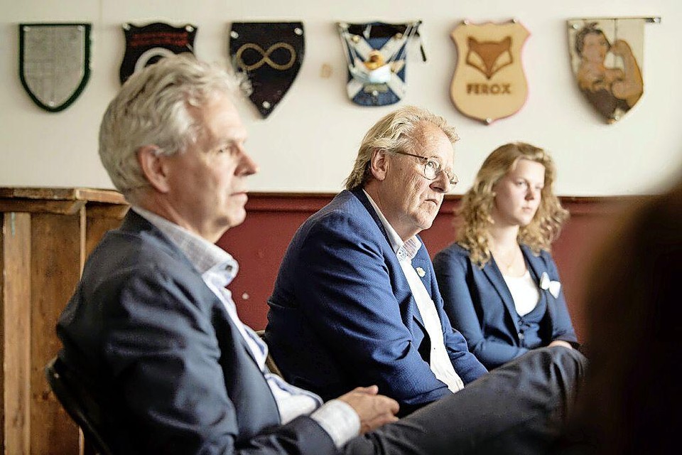 De Zuid-Hollandse commissaris van de Koning in gesprek met Leidse studenten.