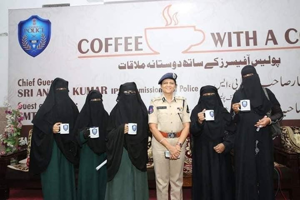 Ook in India heeft het concept Coffee with a Cop ingang gevonden. Wel moeilijk drinken zo.