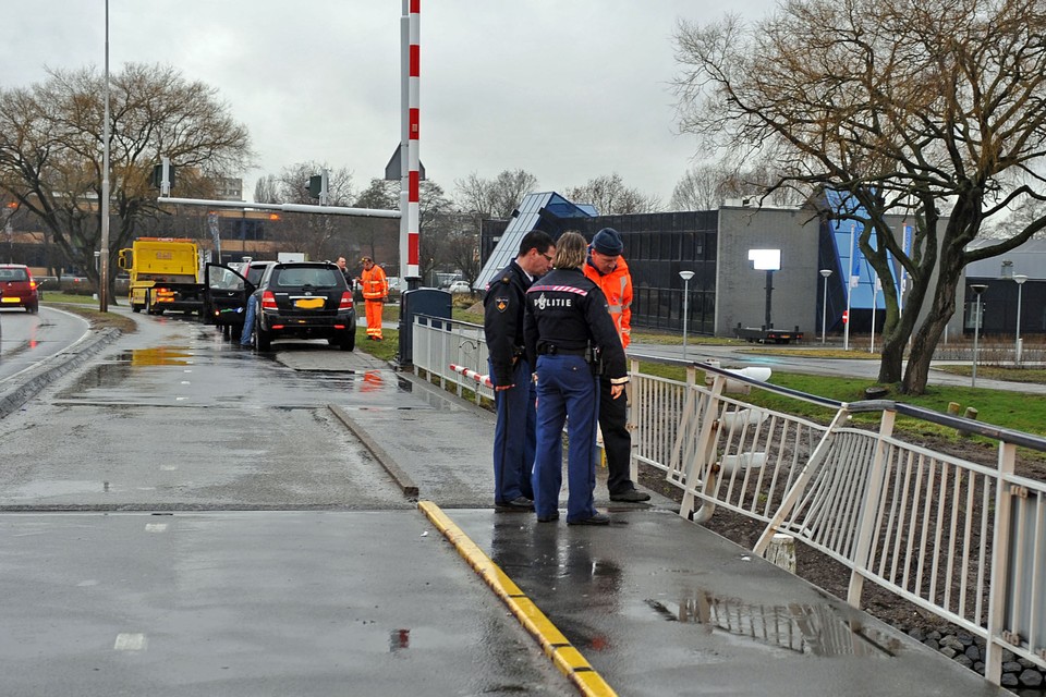 Auto ramt leuning Trekvlietbrug in Leiden. Foto Wilco Devilee