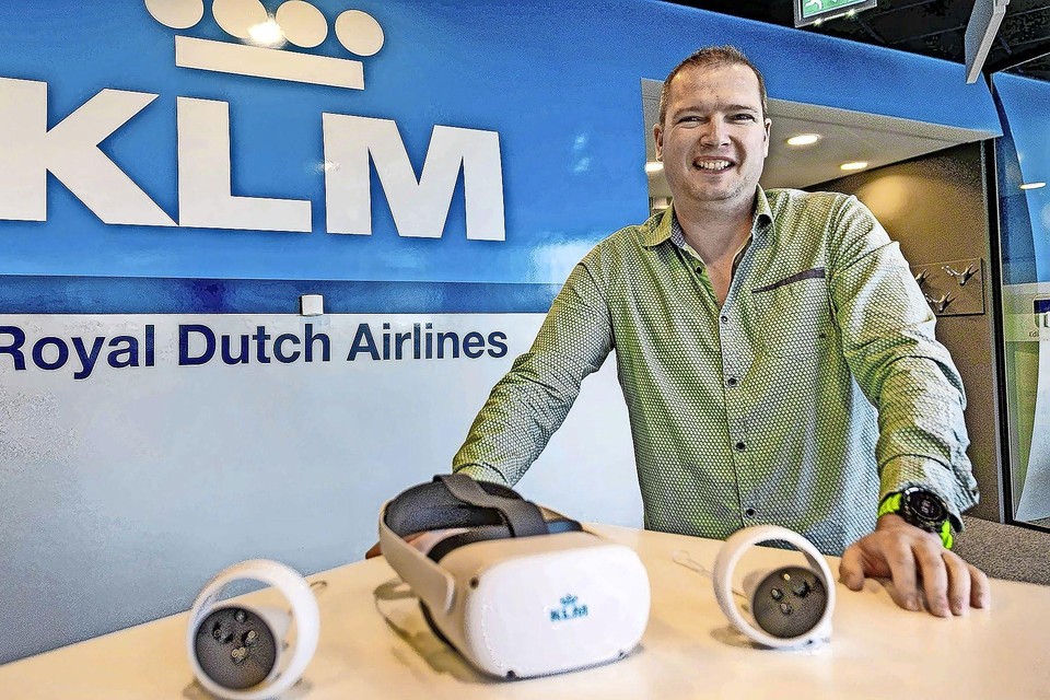 Chris Koomen in de VR-studio van KLM.
