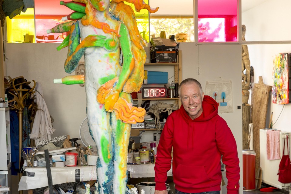 Folkert de Jong werkt in zijn atelier aan het beeld.