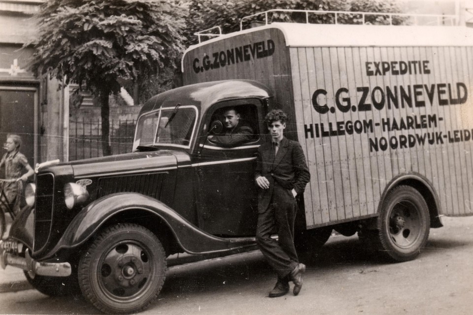 Adriaan Zonneveld bij een vrachtauto in 1946. Dit is een Ford ’35.