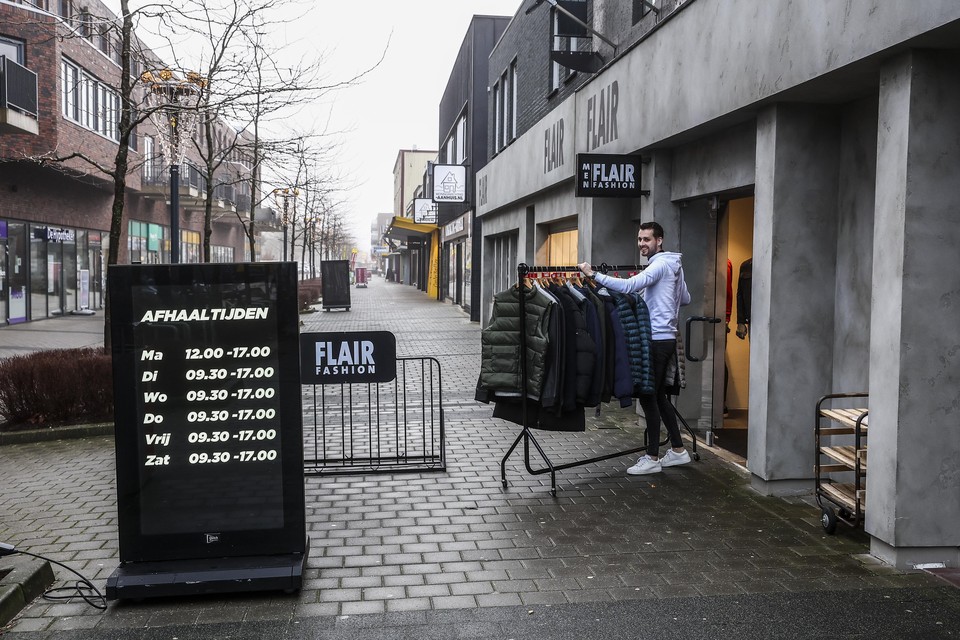 Op veel plaatsen in het land maken winkeliers zich op om zaterdag demonstratief open te gaan, zoals hier in het Drentse Klazienaveen.
