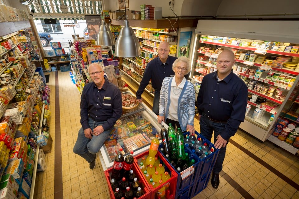 Wim, Dick, moeder Adri en Jack  Verboon in hun zuivelwinkel in de Da Costastraat.