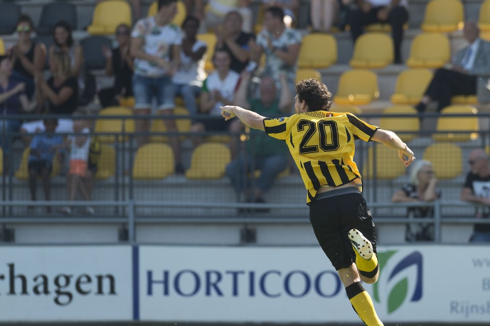 Joost Leonard, nieuw in de Rijnsburgse tweemansvoorhoede, heeft voor 3-0 gezorgd. Foto Taco van der Eb