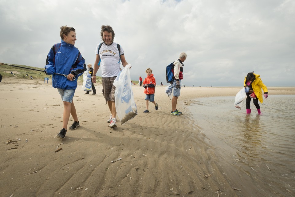 Vrijwilligers maken het strand tussen Katwijk en Noordwijk schoon.