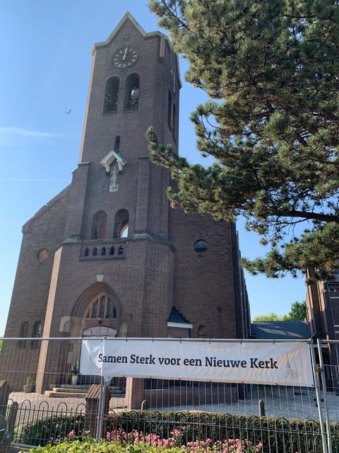 12.Onze Lieve Vrouw GeboortekerkKerkstraat 59, 2355 AH HoogmadeRK. Ontworpen door Jan en Leo van der Laan. Gebouwd in 1931. De toren is van 1875. Op 4 november 2019 ontstond forse brandschade. De kerk en de toren worden herbouwd. Geen monument.