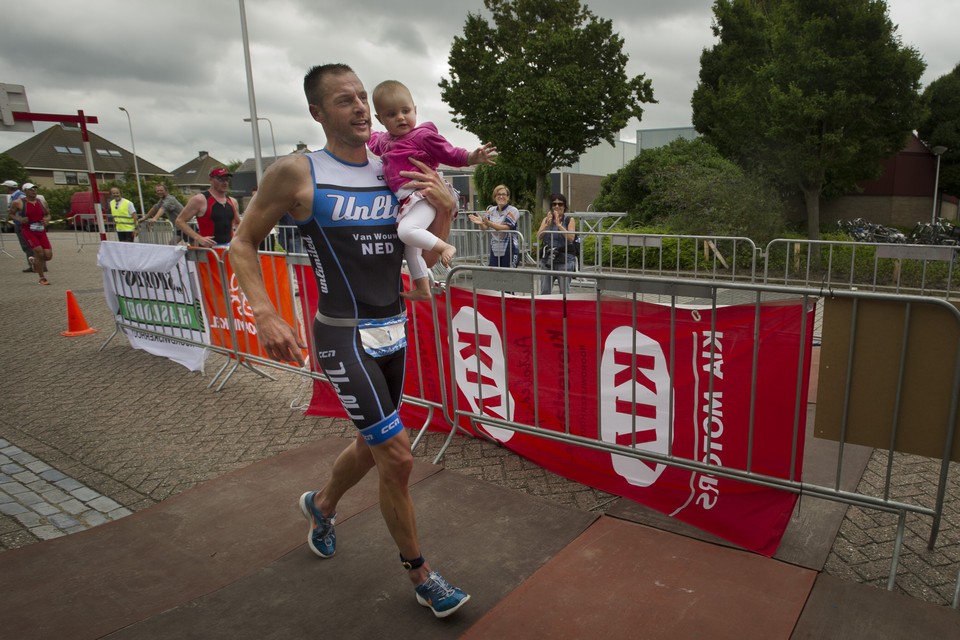 Wardie van Wouw uit Voorhout wint voor de vierde keer op rij de Triatlon van Noordwijkerhout. Foto Taco van der Eb