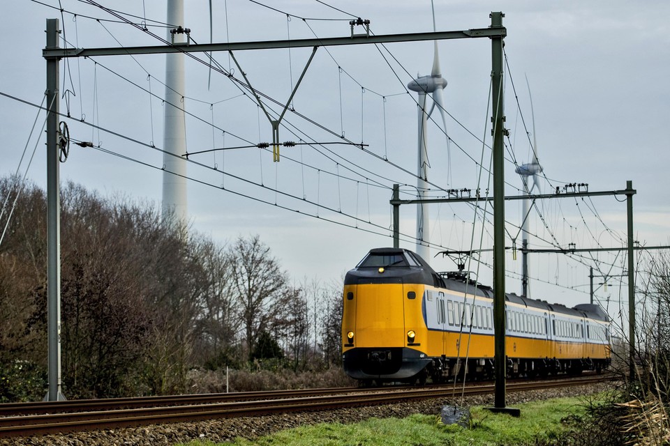 Een trein passeert de molens bij de Heineken brouwerij in Zoeterwoude. De spoorwegovergang hier wordt de komende jaren ongelijkvloers.