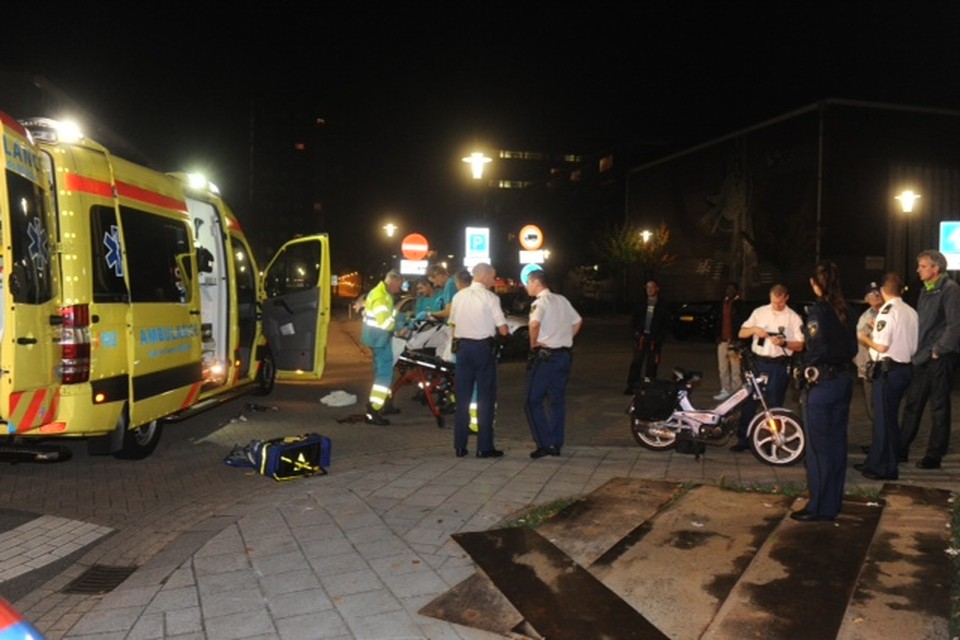 Bromfietser ernstig gewond bij ongeval in Leiderdorp. Foto Toon van der Poel