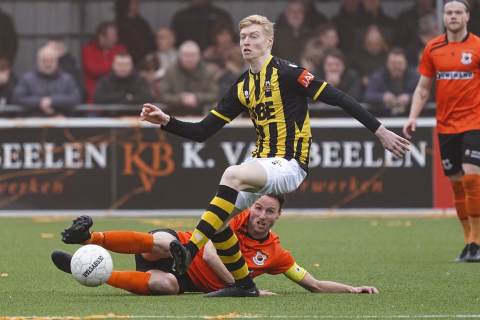 Katwijk-aanvoerder Robbert Susan probeert Rijnsburgse Boys-middenvelder Nino Klaver van de bal af te glijden.