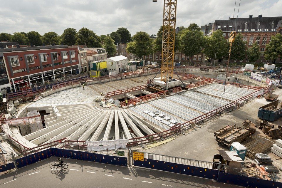 Met de betonnen liggers op het dak ziet de parkeergarage op de Leidse Garenmarkt er bijna uit als voltooid.