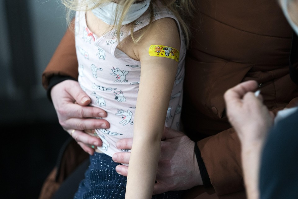 Een kind wordt gevaccineerd tegen het coronavirus.