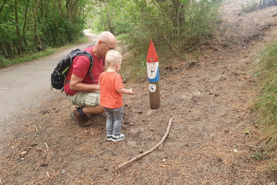 Zoeken naar kabouters in het bos: een leuk gratis uitje voor jonge kinderen.