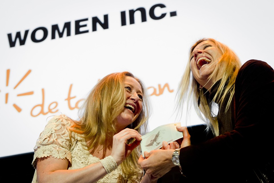 Prinses Maxima kreeg in 2012 een waardepapier van Jannet Vaessen van WOMEN Inc. tijdens de start van een nieuw landelijk project om het belang van economische zelfstandigheid van vrouwen te onderstrepen.