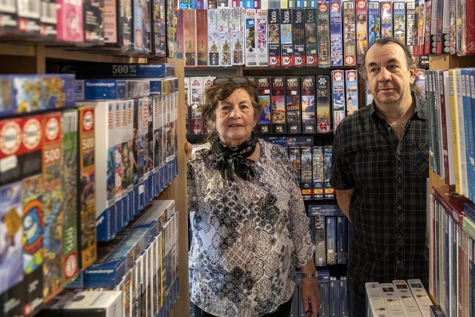 Joke Schrama en haar zoon John van Roosmalen in de volgestouwde winkel.