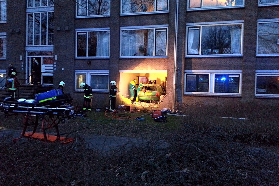 Auto rijdt flat binnen: dode in Voorschoten . Foto Wilco Devilee