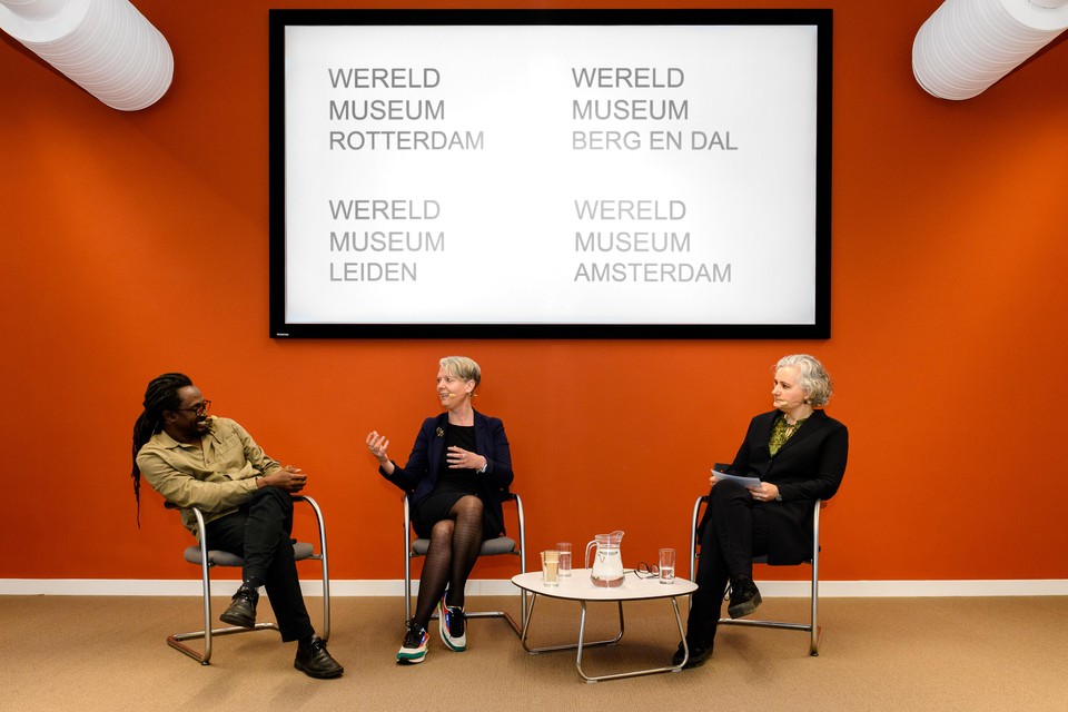 De directeuren Wayne Modest en Marieke van Bommel presenteren de nieuwe naam. Rechts zit Vera Carasso, directeur van de Museumvereniging.