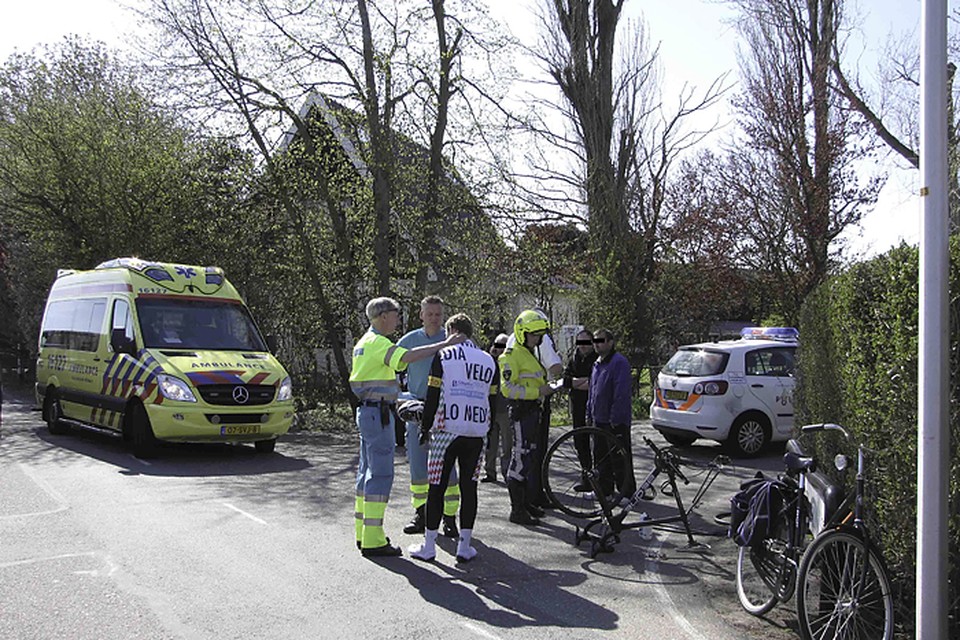 Ongeval met wielrenner op Leidsevaart Noordwijkerhout. Foto VOLmedia