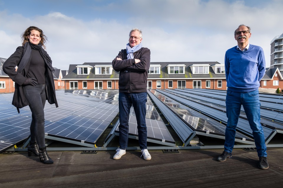 Op het dak van Heems sinds 1822 : bestuurders Hanneke Lankveld en Egbert Dijkstra van Zon op Heemstede en Jos Heems op wiens dak 240 zonnepanelen liggen.
