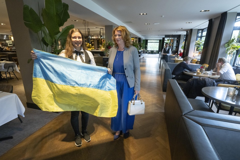 Alexandra poseert met het blauw-geel van de Oekraïense vlag bij burgemeester Carla Breuer.