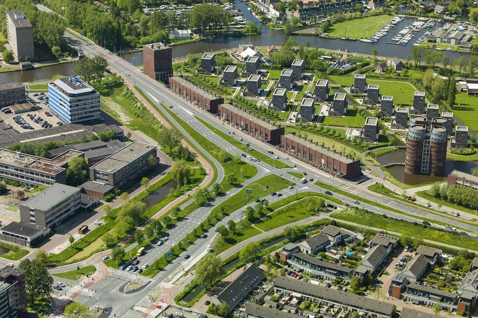 Automobilisten die vanuit Leiden de Zijlbrug oversteken, mogen straks op de Oude Spoorbaan in Leiderdorp 70 rijden. De LPL blies het college op om dat (tevergeefs) te voorkomen. Archieffoto Hielco Kuipers