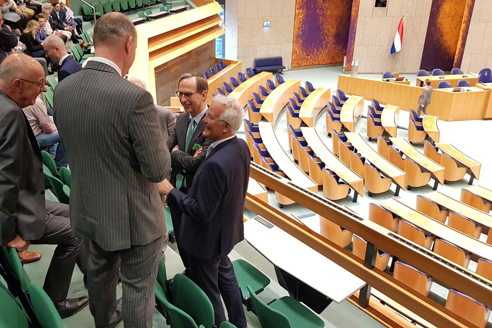 Gerrit Goedhart en Jan Rijpstra praten voor aanvang van het debat met collega-bestuurders.