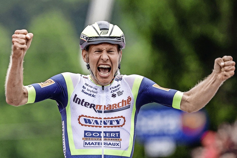 Taco Van der Hoorn komt over finish in de Giro.