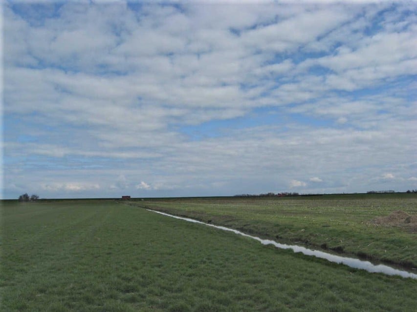 Het afwerpterrein 'Hudson' bij de boerderij van Cor Middelbeek in Katwoude (op de foto rechts van de sloot). Aan het eind van de sloot stond op de plaats waar nu een huis staat vroeger de boerderij van Jan Bark.