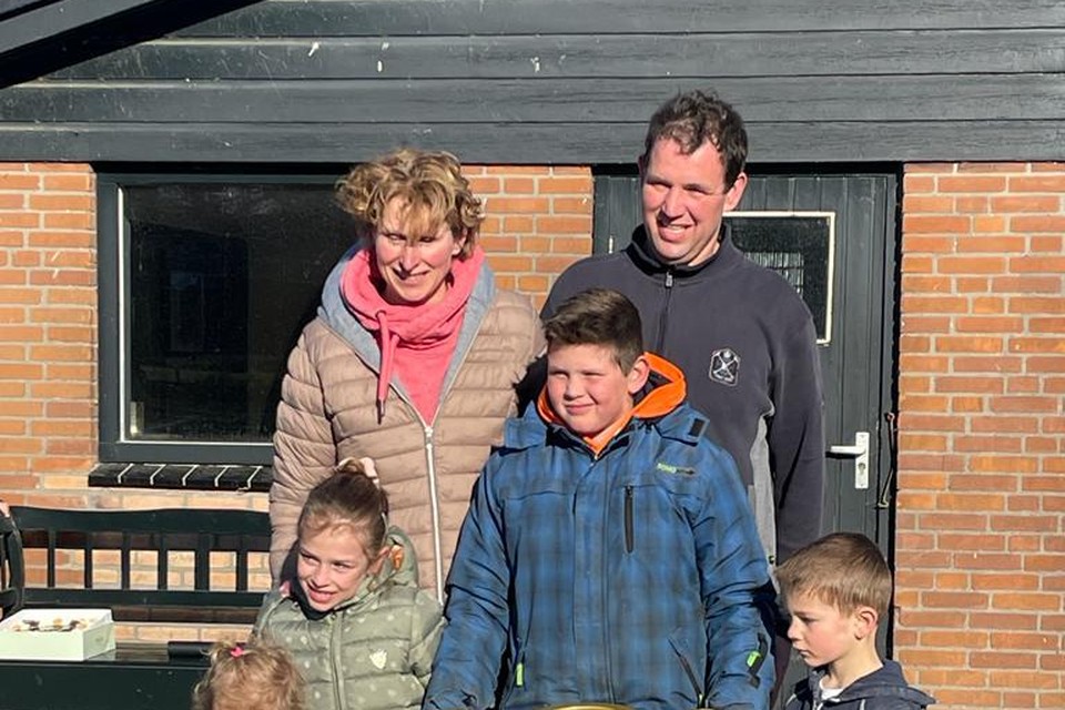 Johan en Annemarie Hogendoorn-Nell en hun kinderen met hun prijs: de gouden melkbus.