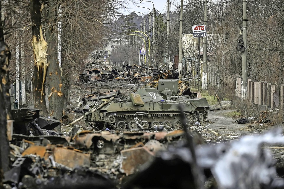 Verwoeste Russische pantservoertuigen in Boetsja, Oekraïne