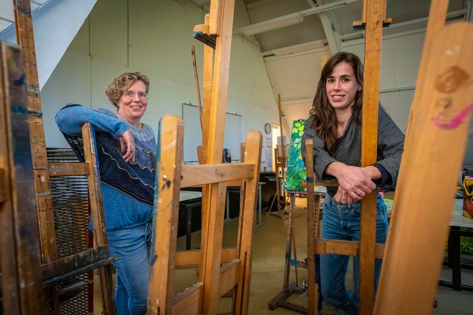 Arjenne Bouwknegt en Irene Cournil (rechts) van Kunst door de Brievenbus: ’Het moet als een olievlek door Alphen aan den Rijn gaan’.