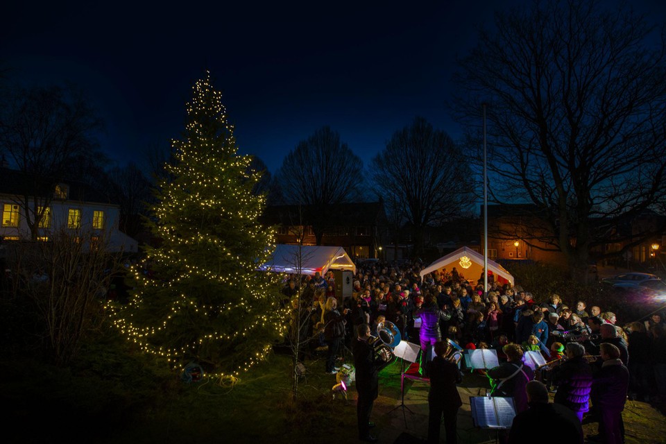 Zaterdagmiddag is het weer kerstliedjes zingen bij de kerstboom naast de Dorpskerk in Leiderdorp.