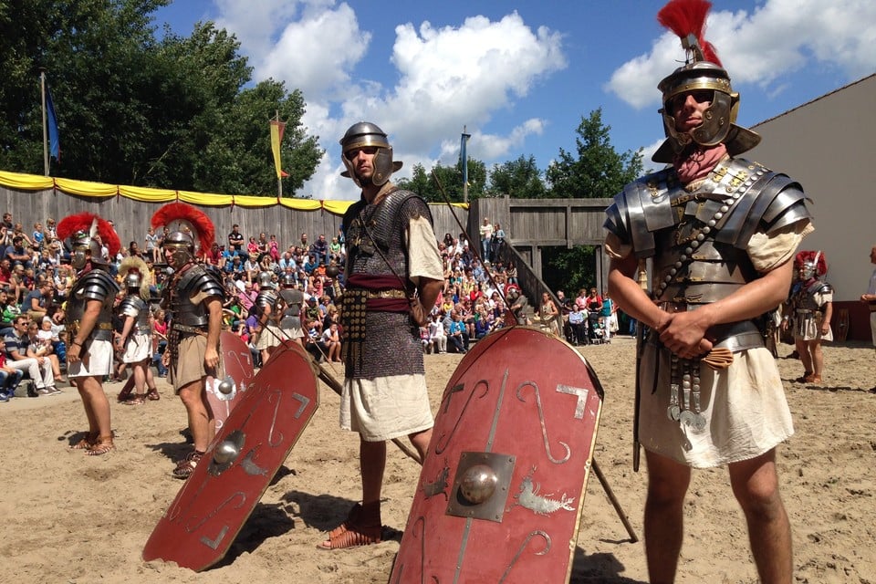 Het Romeinse leger exerceert in de arena. Foto Leidsch Dagblad