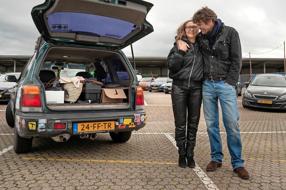 De boekpresentatie van ’De laatste reis van de boswachter’ zaterdag in de drive-in bioscoop in Roelofarendsveen is coronaproof want iedereen zit in zijn eigen auto.