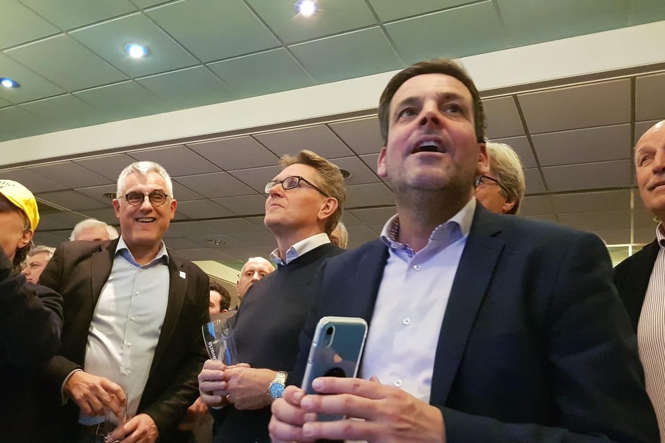 Sjaak van den Berg (links van het midden) tijdens het hoogtepunt van zijn partij. Bij de verkiezingen voor de nieuwe gemeente Noordwijk kwam NZLokaal eind 2018 als winnaar uit de bus.