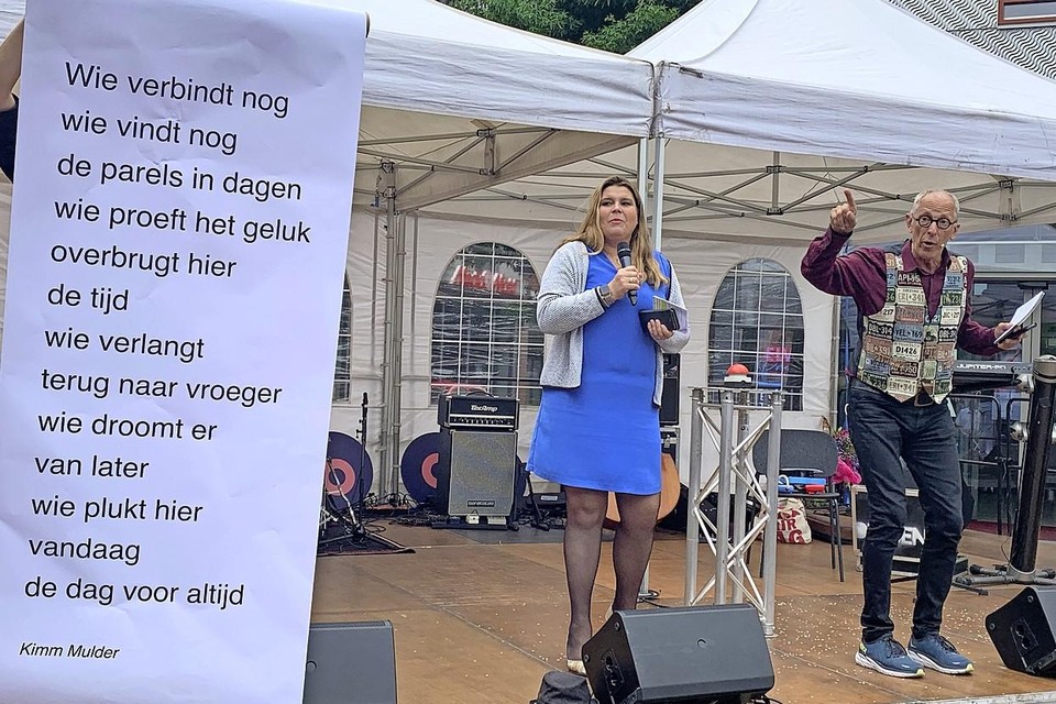 Cultuurwethouder Anouk Noordermeer bij de onthulling van het winnende gedicht.