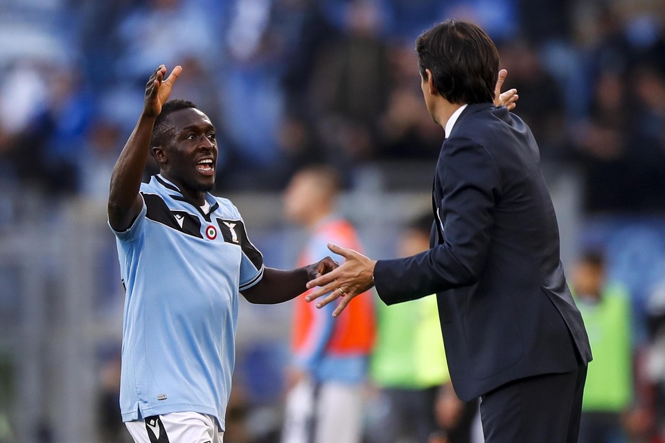 Bobby Adekanye viert een doelpunt met trainer Simone Inzaghi. Lazio heeft hem verhuurd aan ADO.