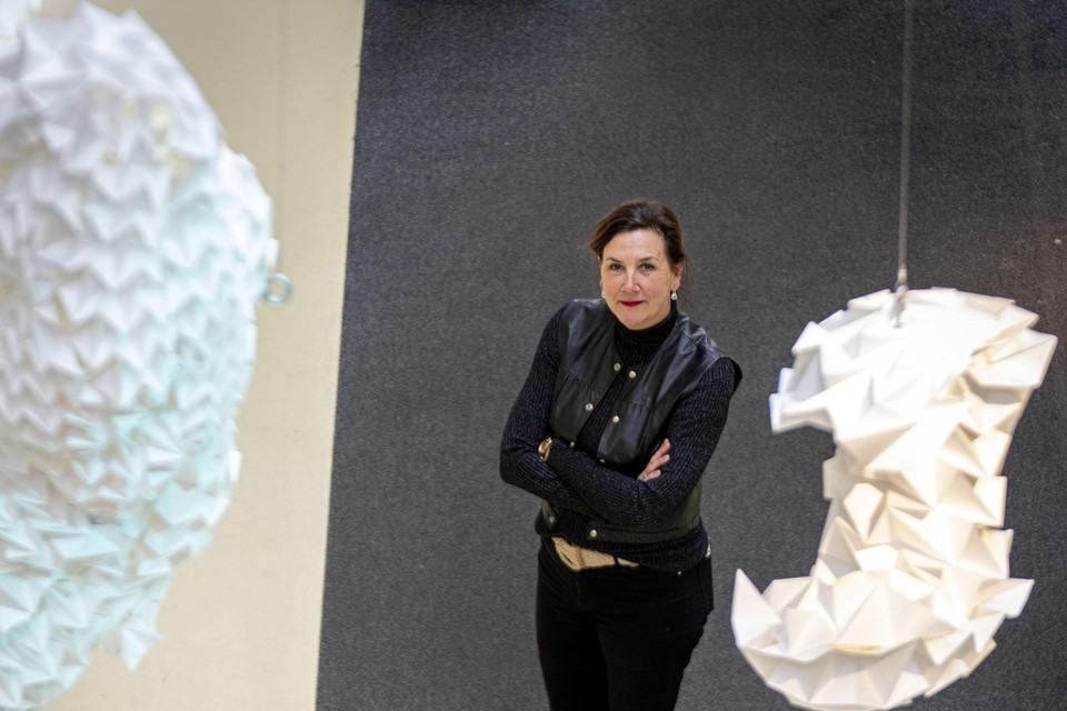 Dr. Wilma Mesker temidden van het kunstwerk ’Folding Life’ van Ana Oosting in de Kunsthal van het LUMC: sterk uitvergrote eiwitstructuren, de motoren van het leven.