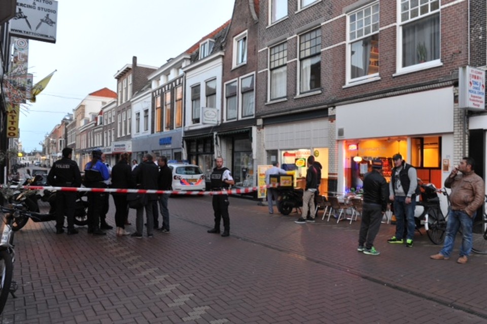Politie zoekt overvaller snackbar in Leiden. Foto's: Toon van der Poel