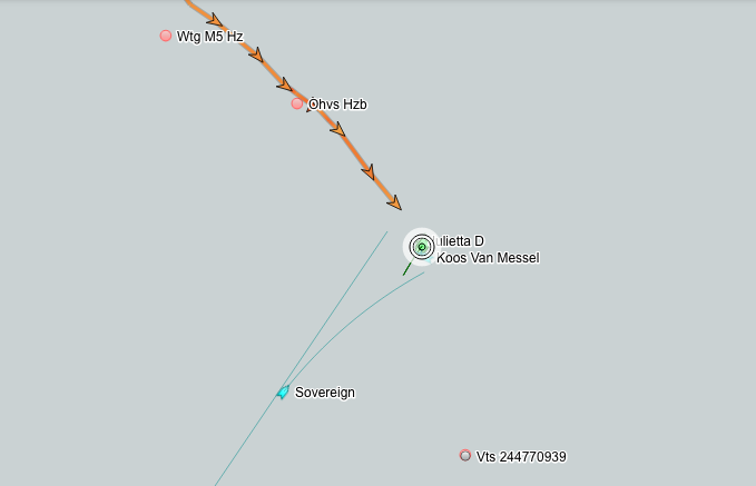 Een screenshot van de spannende reis die Julietta D maakt richting het windmolenpark. De reddingsboot is ook onderweg. Onderin is een olieplatform.