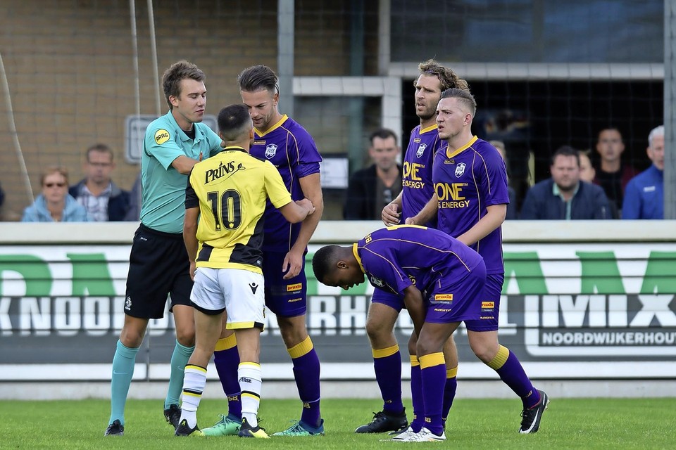 Met zijn 1-2 dacht Jong Vitesse-speler Anil Mercan (10) zich tot matchwinner te kronen, maar het laatste woord was aan VVSB’er Tomas Arroyo (links).