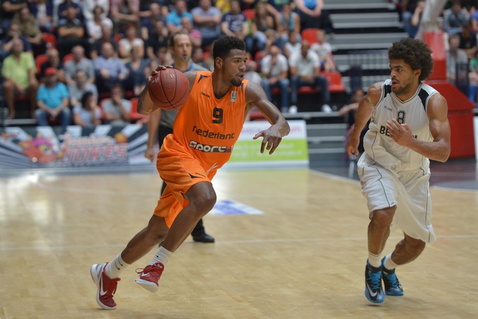 Mohamed Kherrazi (links), speler van ZZ Leiden en het Nederlands basketbalteam. Archieffoto Orange Pictures
