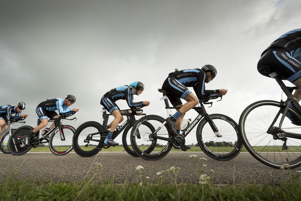 Een van de drie teams van Bike Zone onderweg tijdens de ploegentijdrit van Leiderdorp.