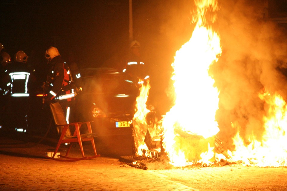 Brandende container zorgt voor schade aan auto's/ Foto: VOLmedia