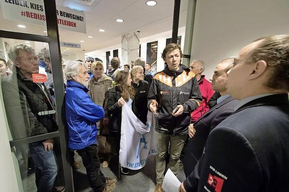 Jeroen Straathof demonstreert met medestanders in het stadhuis voor een nieuwe ijshal.