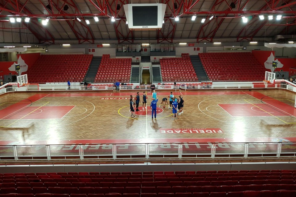 ZZ Leiden traint in de basketbalarena van Benfica.