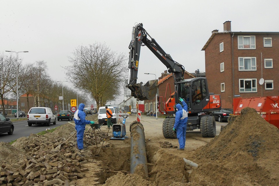 Asbest vraagt om zorgvuldige verwijdering watertransportbuis in Leiden. Foto Wilco Devilee